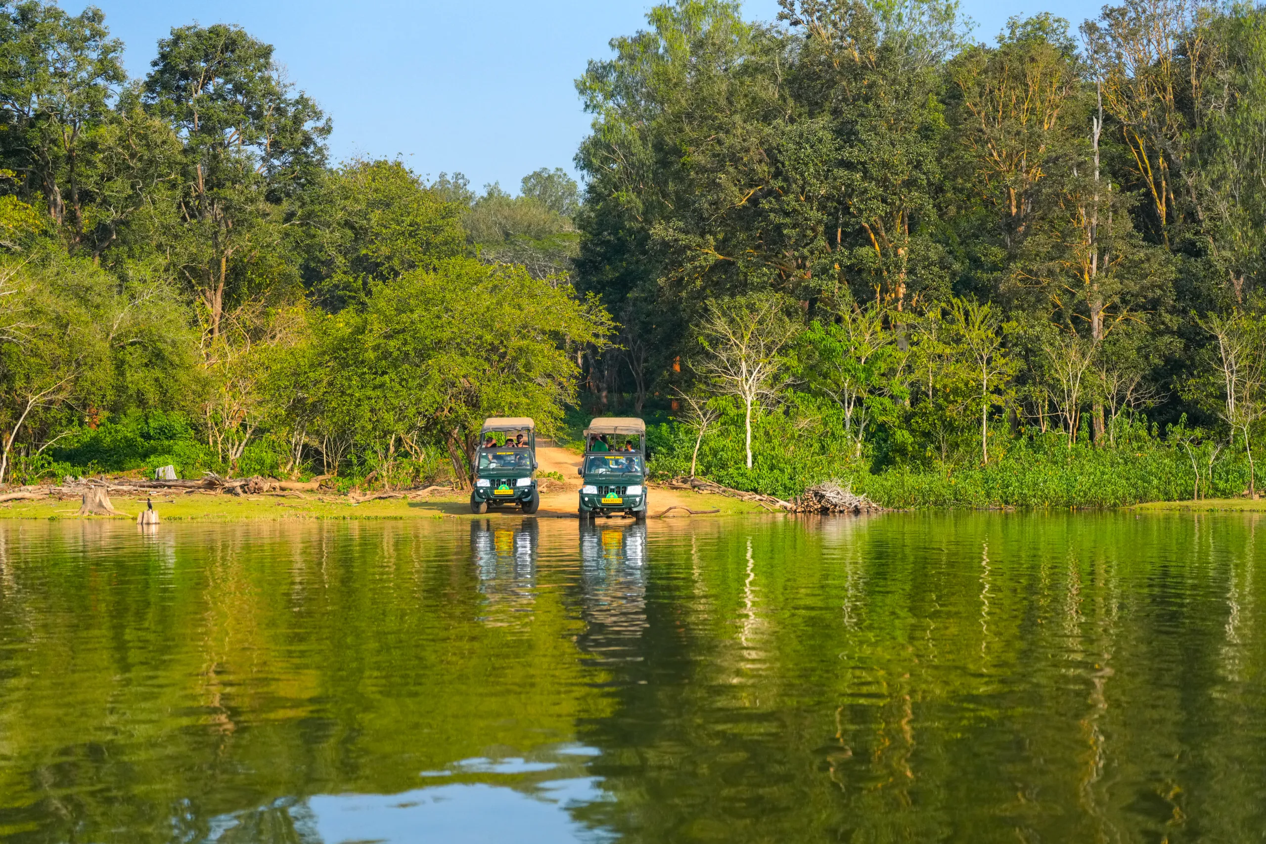 kabini-backwaters-safari-jeeps-by-river-edge-karnataka